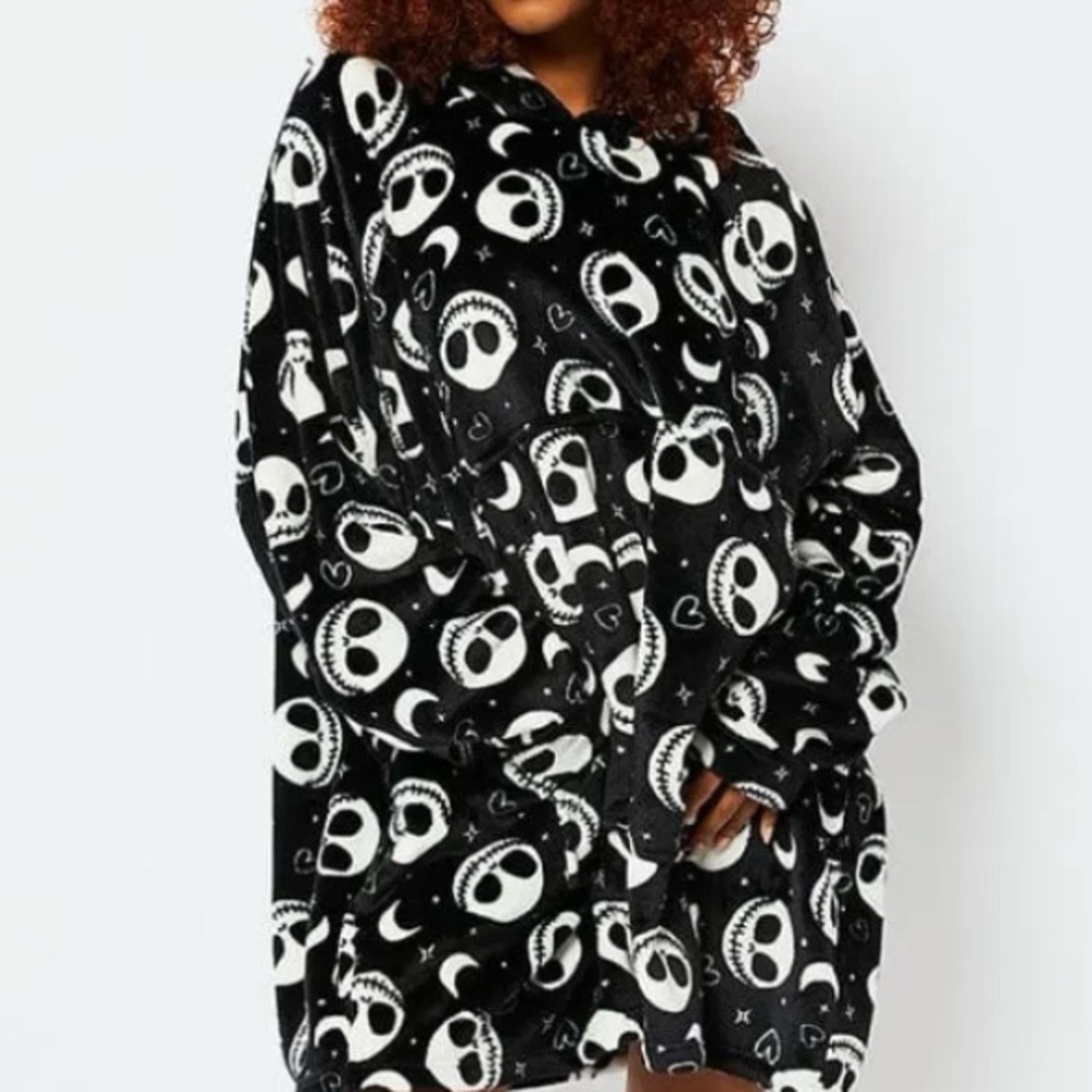 Nightmare Before Christmas black/white blanket hoodie. NEW WITH TAGS